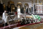 In the Temple of Saint Sava, a coffin with the remains of Patriarch Irinej was placed on a pedestal of flowers.U Hramu Svetog Save na postament od cveca polozen je kovceg sa zemnim ostacima patrijarha Irineja.