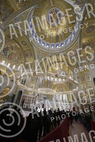 In the Temple of Saint Sava, a coffin with the remains of Patriarch Irinej was placed on a pedestal of flowers, and the faithful enter the Temple to say goodbye to the patriarch in compliance with the prescribed epidemiological measures.U Hramu Sve