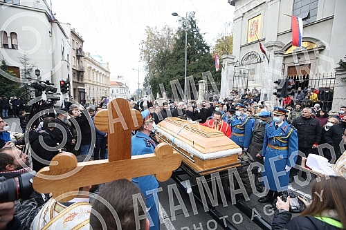 The column with the remains of Patriarch Irinej set off from the Cathedral of St. Archangel Michael in the Temple of Saint Sava.

Kolona sa zemnim ostacima patrijarha Irineja krenula je iz Saborne crkve Sv. Arhangela Mihaila u Hram Svetog Save.
