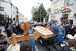 The column with the remains of Patriarch Irinej set off from the Cathedral of St. Archangel Michael in the Temple of Saint Sava.

Kolona sa zemnim ostacima patrijarha Irineja krenula je iz Saborne crkve Sv. Arhangela Mihaila u Hram Svetog Save.