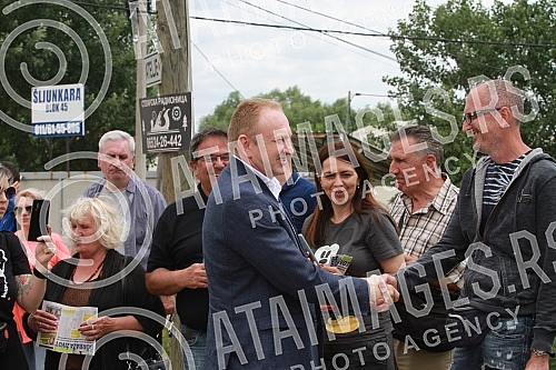 On the Sava embankment near the ramp, a joint conference was held by the SAA and the Association of the Sava embankment Citizens' Group.Na Savskom nasipu kod rampe zajednicku konferenciju odrzali su SSP-a i Udruzenja grupe gradana Savski nasip. 