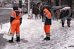 Snow in Belgrade has been falling for the second day, the central roads have been cleared, sidewalks are being cleaned.Sneg u Beogradu pada vec drugi dan, centralne sabracajnice su rasciscene, ciste se trotoari
