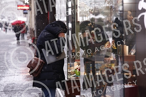 Snow in Belgrade has been falling for the second day, the central roads have been cleared, sidewalks are being cleaned.Sneg u Beogradu pada vec drugi dan, centralne sabracajnice su rasciscene, ciste se trotoari