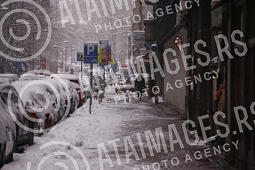Snow in Belgrade has been falling for the second day, the central roads have been cleared, sidewalks are being cleaned.Sneg u Beogradu pada vec drugi dan, centralne sabracajnice su rasciscene, ciste se trotoari