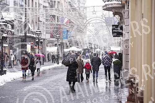 Snow in Belgrade has been falling for the second day, the central roads have been cleared, sidewalks are being cleaned.Sneg u Beogradu pada vec drugi dan, centralne sabracajnice su rasciscene, ciste se trotoari