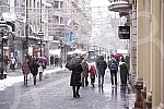 Snow in Belgrade has been falling for the second day, the central roads have been cleared, sidewalks are being cleaned.Sneg u Beogradu pada vec drugi dan, centralne sabracajnice su rasciscene, ciste se trotoari