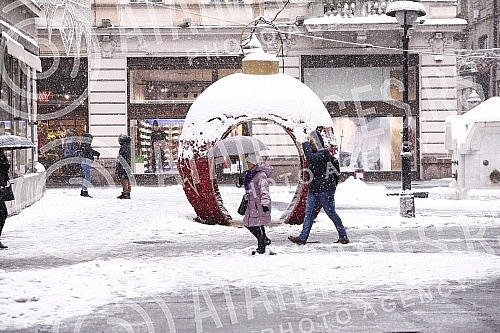 Snow in Belgrade has been falling for the second day, the central roads have been cleared, sidewalks are being cleaned.Sneg u Beogradu pada vec drugi dan, centralne sabracajnice su rasciscene, ciste se trotoari