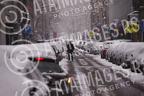 Snow in Belgrade has been falling for the second day, the central roads have been cleared, sidewalks are being cleaned.Sneg u Beogradu pada vec drugi dan, centralne sabracajnice su rasciscene, ciste se trotoari