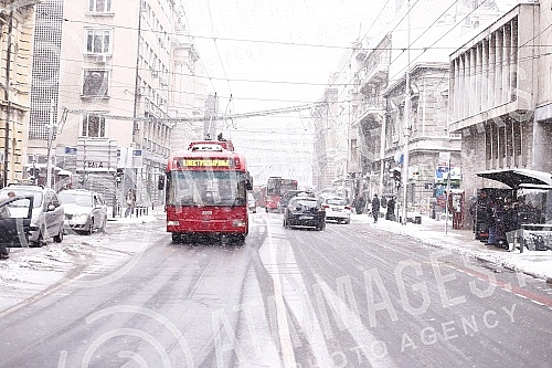Snow in Belgrade has been falling for the second day, the central roads have been cleared, sidewalks are being cleaned.Sneg u Beogradu pada vec drugi dan, centralne sabracajnice su rasciscene, ciste se trotoari