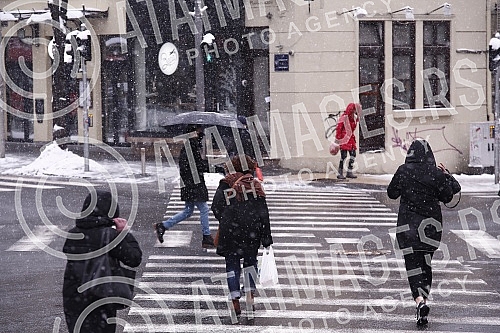 Snow in Belgrade has been falling for the second day, the central roads have been cleared, sidewalks are being cleaned.Sneg u Beogradu pada vec drugi dan, centralne sabracajnice su rasciscene, ciste se trotoari