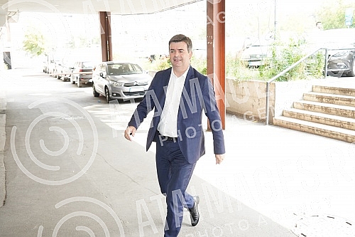 The arrival of members of the Serbian Progressive Party to the session of the Presidency, where a decision will be made on the SNS candidate for the President of the National Assembly.Dolazak clanova Srpske napredne stranke na sednicu Predsednistva