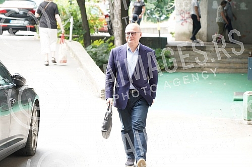 The arrival of members of the Serbian Progressive Party to the session of the Presidency, where a decision will be made on the SNS candidate for the President of the National Assembly.Dolazak clanova Srpske napredne stranke na sednicu Predsednistva