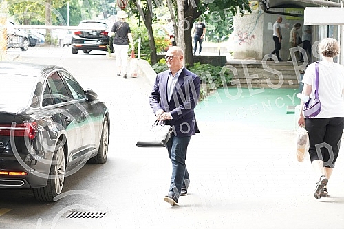 The arrival of members of the Serbian Progressive Party to the session of the Presidency, where a decision will be made on the SNS candidate for the President of the National Assembly.Dolazak clanova Srpske napredne stranke na sednicu Predsednistva