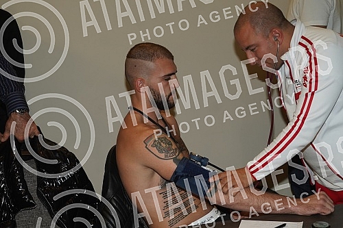 The measurement of fighters in front of the Memorial of prof. Dr. Miroslav Popovic.Merenje boraca pred Memorijal prof. dr Miroslav Popovic.