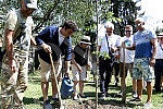 The 9th Days of Danilo Bata Stojkovic, Actors planted trees in honor of Ljubisa Samardzic and Nebojsa Glogovac.Deveti dani Danila Bate Stojkovica, Glumci sadili drvece u cast Ljubise Samardzica i Nebojse Glogovca.