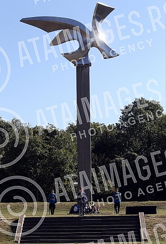 The Jajinci Memorial Park marked the Day of Remembrance for the suffering of Serbs, Roma and Jews at that site in the Second World War, and the state commemorative ceremony was led by Prime Minister Ana Brnabic.U Spomen-parku Jajinci obelezen je Da