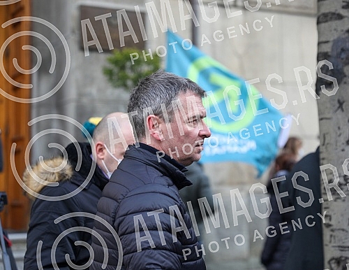 Environmental activists took over from the office of the Government of Serbia all the documentation related to the exploitation of lithium and the projects of the mining company Rio Tinto. Ekoloski aktivisti preuzeli su sa pisarnice Vlade Srbije sv