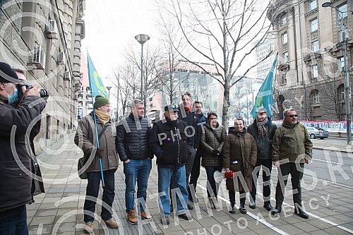 Environmental activists took over from the office of the Government of Serbia all the documentation related to the exploitation of lithium and the projects of the mining company Rio Tinto. Ekoloski aktivisti preuzeli su sa pisarnice Vlade Srbije sv