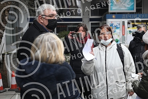 Suzana Lazarevic, a mechanical engineer from Kolubara and a member of the referendum committee in Vracar, who has been on hunger strike for five days, held a press conference in front of the RTS building. Masinski inzenjer iz Kolubare i clan refere