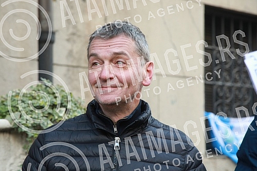 Environmental activists took over from the office of the Government of Serbia all the documentation related to the exploitation of lithium and the projects of the mining company Rio Tinto. Ekoloski aktivisti preuzeli su sa pisarnice Vlade Srbije sv
