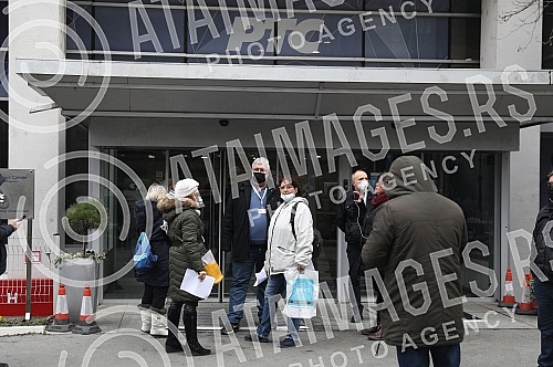 Suzana Lazarevic, a mechanical engineer from Kolubara and a member of the referendum committee in Vracar, who has been on hunger strike for five days, held a press conference in front of the RTS building. Masinski inzenjer iz Kolubare i clan refere