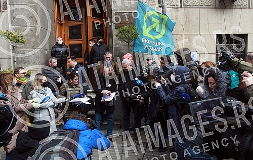 Environmental activists took over from the office of the Government of Serbia all the documentation related to the exploitation of lithium and the projects of the mining company Rio Tinto. Ekoloski aktivisti preuzeli su sa pisarnice Vlade Srbije sv