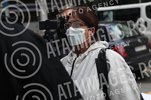 Suzana Lazarevic, a mechanical engineer from Kolubara and a member of the referendum committee in Vracar, who has been on hunger strike for five days, held a press conference in front of the RTS building. Masinski inzenjer iz Kolubare i clan refere