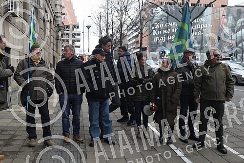 Environmental activists took over from the office of the Government of Serbia all the documentation related to the exploitation of lithium and the projects of the mining company Rio Tinto. Ekoloski aktivisti preuzeli su sa pisarnice Vlade Srbije sv