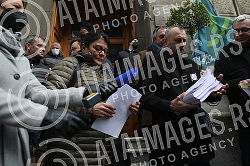Environmental activists took over from the office of the Government of Serbia all the documentation related to the exploitation of lithium and the projects of the mining company Rio Tinto. Ekoloski aktivisti preuzeli su sa pisarnice Vlade Srbije sv
