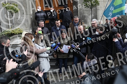 Environmental activists took over from the office of the Government of Serbia all the documentation related to the exploitation of lithium and the projects of the mining company Rio Tinto. Ekoloski aktivisti preuzeli su sa pisarnice Vlade Srbije sv