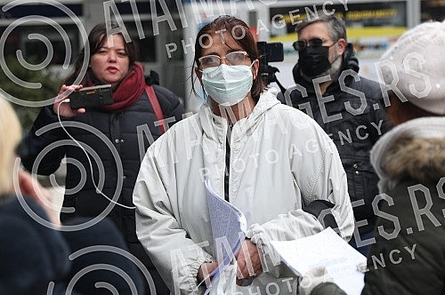Suzana Lazarevic, a mechanical engineer from Kolubara and a member of the referendum committee in Vracar, who has been on hunger strike for five days, held a press conference in front of the RTS building. Masinski inzenjer iz Kolubare i clan refere