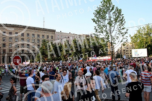 Protest and protest walk Initiative No to (vi) may Belgrade for demolition of buildings in Savamala, completed in front of the Palace of Serbia, where he was placed on the plateau symbol of protest - a large yellow duck. Protest i protestna setnja I
