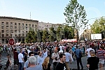 Protest and protest walk Initiative No to (vi) may Belgrade for demolition of buildings in Savamala, completed in front of the Palace of Serbia, where he was placed on the plateau symbol of protest - a large yellow duck. Protest i protestna setnja I