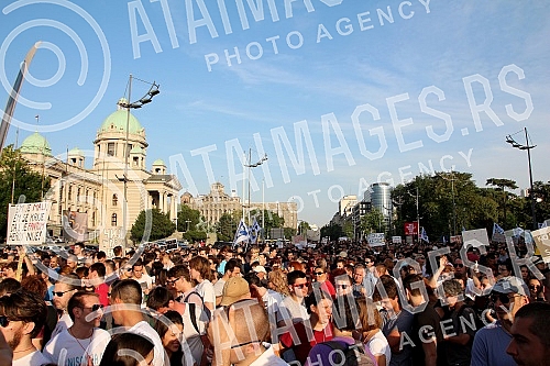 Protest and protest walk Initiative No to (vi) may Belgrade for demolition of buildings in Savamala, completed in front of the Palace of Serbia, where he was placed on the plateau symbol of protest - a large yellow duck. Protest i protestna setnja I