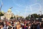 Protest and protest walk Initiative No to (vi) may Belgrade for demolition of buildings in Savamala, completed in front of the Palace of Serbia, where he was placed on the plateau symbol of protest - a large yellow duck. Protest i protestna setnja I