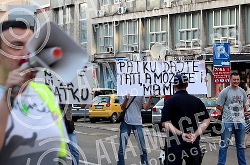 Protest and protest walk Initiative No to (vi) may Belgrade for demolition of buildings in Savamala, completed in front of the Palace of Serbia, where he was placed on the plateau symbol of protest - a large yellow duck. Protest i protestna setnja I