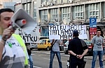 Protest and protest walk Initiative No to (vi) may Belgrade for demolition of buildings in Savamala, completed in front of the Palace of Serbia, where he was placed on the plateau symbol of protest - a large yellow duck. Protest i protestna setnja I