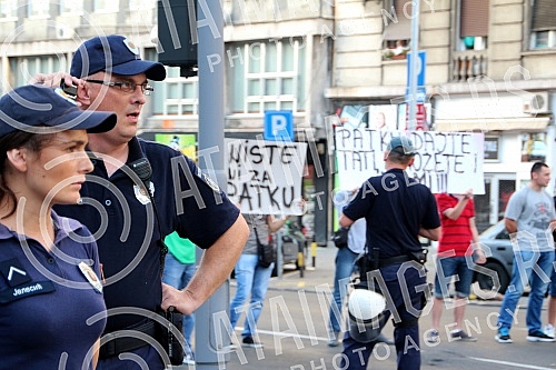 Protest and protest walk Initiative No to (vi) may Belgrade for demolition of buildings in Savamala, completed in front of the Palace of Serbia, where he was placed on the plateau symbol of protest - a large yellow duck. Protest i protestna setnja I