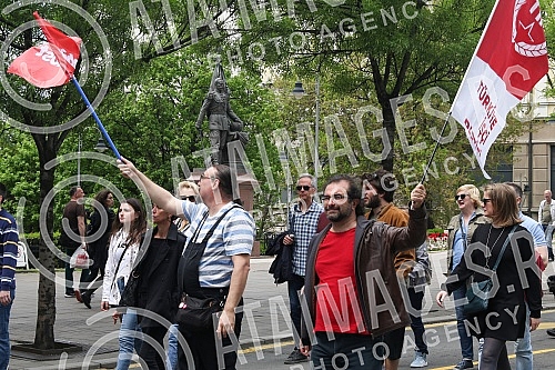 A protest began on Nikola Pasic Square at noon on the occasion of May Day and the conditions in which workers in Serbia work, and representatives of the coalition Moramo and the united branch union Nezavisnost called for a protest walk.Na Trgu Niko