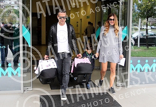 Jovana Joksimovic's exit from the maternity ward after the birth of the twin Ana and Srna.Izlazak Jovane Joksimovic iz porodilista posle porodjaja blizanakinja Ane i Srna
