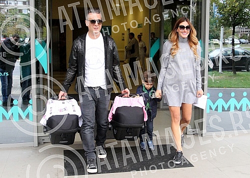 Jovana Joksimovic's exit from the maternity ward after the birth of the twin Ana and Srna.Izlazak Jovane Joksimovic iz porodilista posle porodjaja blizanakinja Ane i Srna