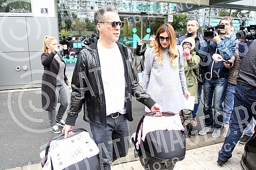 Jovana Joksimovic's exit from the maternity ward after the birth of the twin Ana and Srna.Izlazak Jovane Joksimovic iz porodilista posle porodjaja blizanakinja Ane i Srna