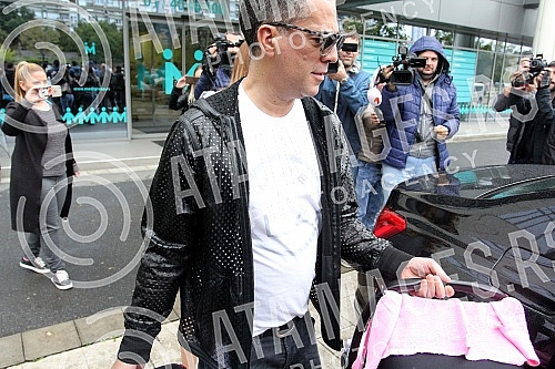 Jovana Joksimovic's exit from the maternity ward after the birth of the twin Ana and Srna.Izlazak Jovane Joksimovic iz porodilista posle porodjaja blizanakinja Ane i Srna