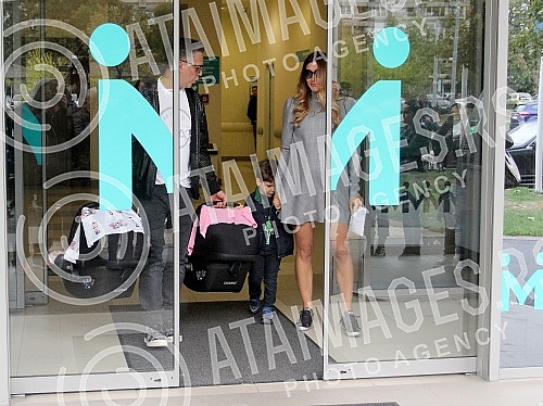 Jovana Joksimovic's exit from the maternity ward after the birth of the twin Ana and Srna.Izlazak Jovane Joksimovic iz porodilista posle porodjaja blizanakinja Ane i Srna