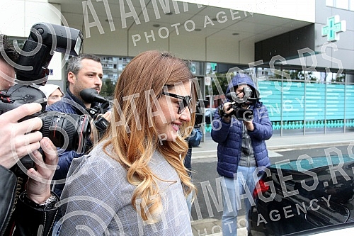 Jovana Joksimovic's exit from the maternity ward after the birth of the twin Ana and Srna.Izlazak Jovane Joksimovic iz porodilista posle porodjaja blizanakinja Ane i Srna
