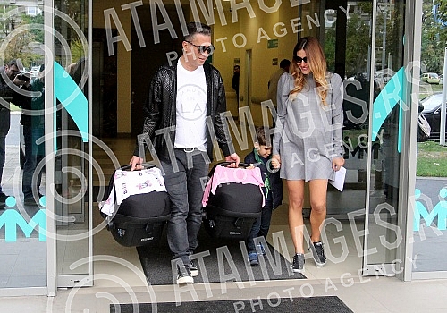 Jovana Joksimovic's exit from the maternity ward after the birth of the twin Ana and Srna.Izlazak Jovane Joksimovic iz porodilista posle porodjaja blizanakinja Ane i Srna