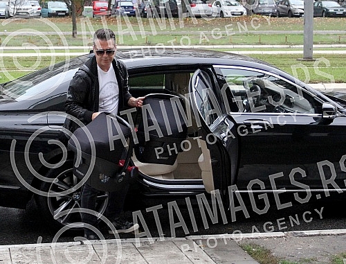 Jovana Joksimovic's exit from the maternity ward after the birth of the twin Ana and Srna.Izlazak Jovane Joksimovic iz porodilista posle porodjaja blizanakinja Ane i Srna