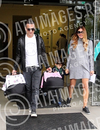 Jovana Joksimovic's exit from the maternity ward after the birth of the twin Ana and Srna.Izlazak Jovane Joksimovic iz porodilista posle porodjaja blizanakinja Ane i Srna