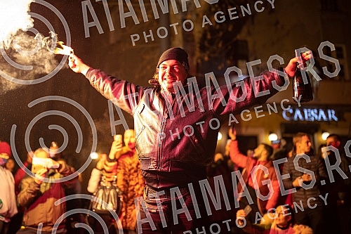  In memory of the favorite Dorcolc, a special with photos and texts about Dzej Ramadanovski and a part of the concert from the Sava Center held in 1995 was broadcast on the wall of the building next to the Caesar bar, on the corner of Dusanova and Je