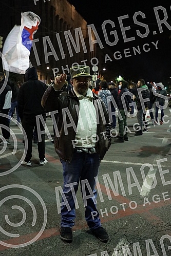 Several right-wing organizations organized a rally in front of the Serbian Parliament building in support of the brothers from Kosovo and Metohija.Nekoliko desnicarskih organizacija organizovalo je ispred zgrade Skupstine Srbije skup u znak podrske